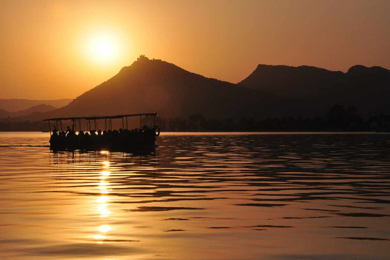 fateh sagar lake udaipur rajasthan india