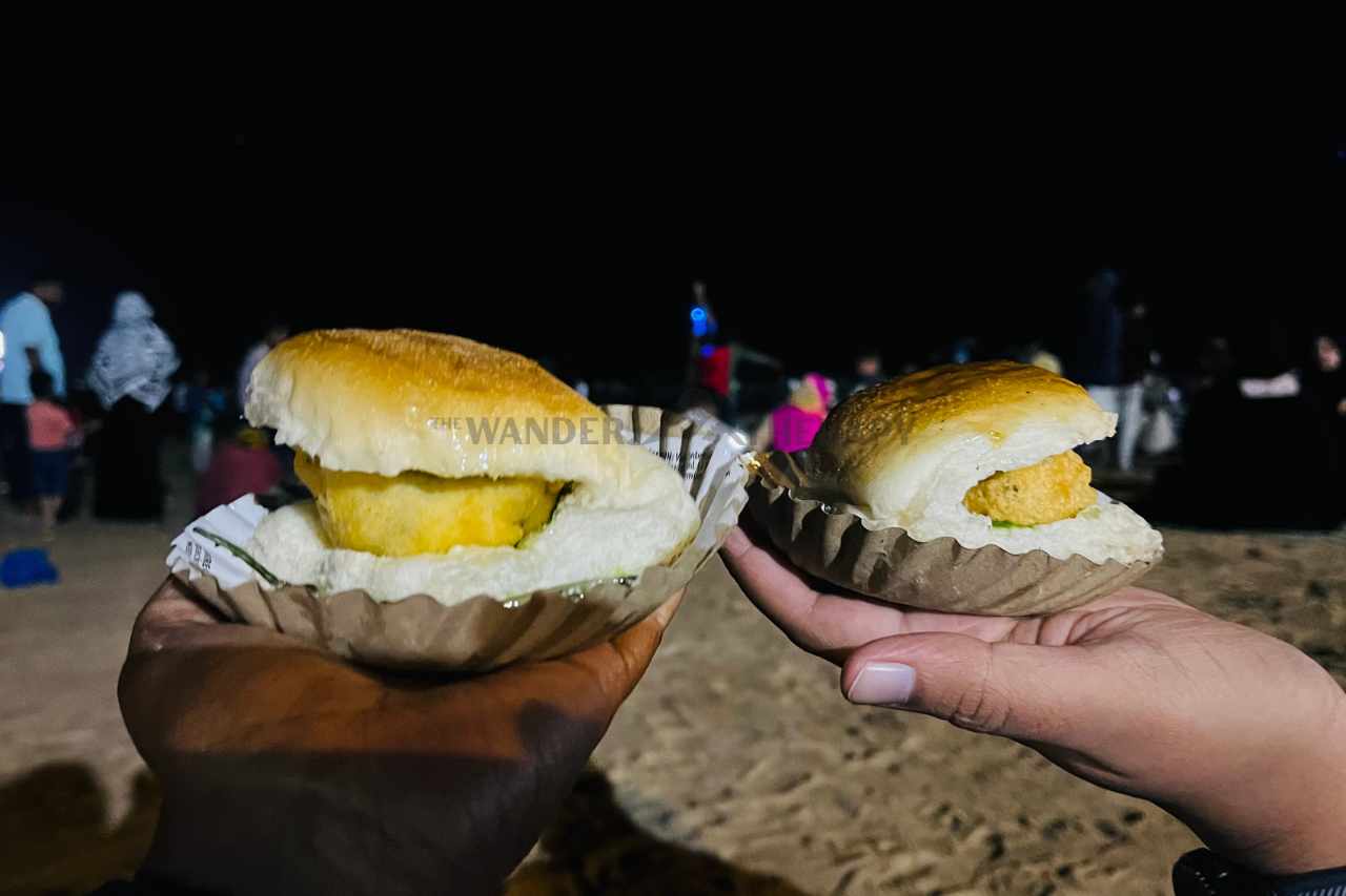 juhu beach mumbai: Vada Pav